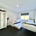Big Apartment Free Wifi Gated Parking Aircon